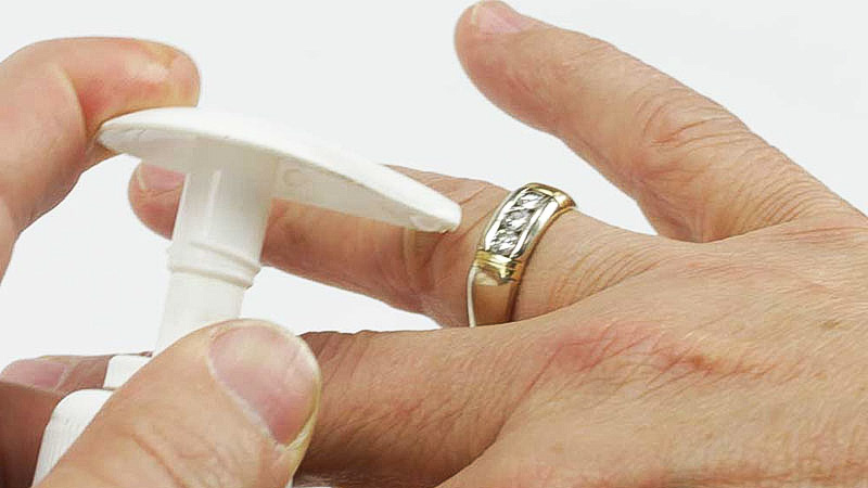 Cách làm nhẫn chật đeo vừa tay chi tiết nhất 5 Cách làm nhẫn chật đeo vừa tay - Bảo quản nhẫn kim cương nam sau khi chỉnh lại kích thước