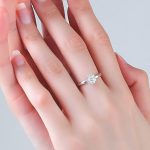 Đeo Nhẫn Ngón Giữa Tay Trái Nữ: Ý Nghĩa, Phong Cách và Cách Lựa Chọn