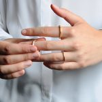 nam đeo nhẫn trái hay phải