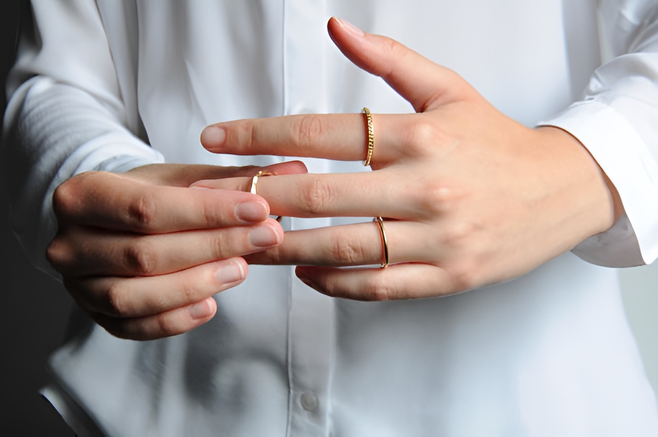 nam đeo nhẫn trái hay phải