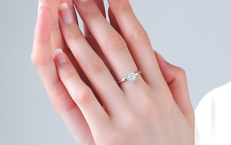 Đeo Nhẫn Ngón Giữa Tay Trái Nữ: Ý Nghĩa, Phong Cách và Cách Lựa Chọn