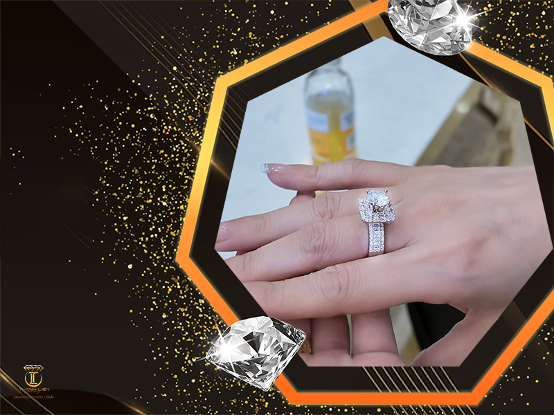 Nên chọn kiểu nhẫn nữ kim cương đơn giản hay cầu kỳ?